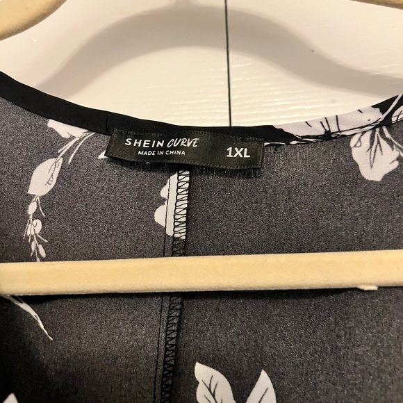 SHEIN Curve XXL Floral Blouse - Picture 9 of 9